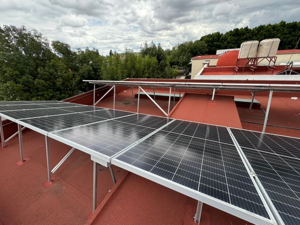Paneles solares instalados por Solar MX en una azotea de Puebla